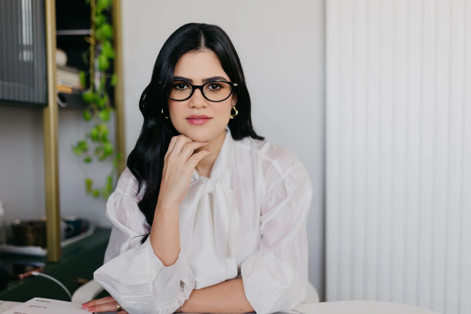 Dra. Karoline Abreu em atendimento jurídico